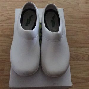 Slip resistant, comfort, unisex nurse shoes
